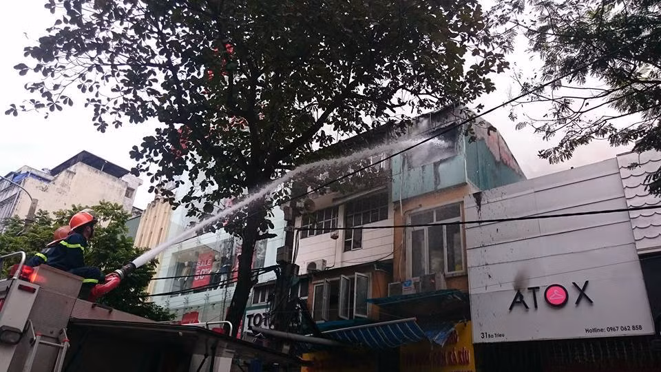 Cháy quán cơm số 29 phố Bà Triệu khiến hàng chục thực khách hoảng loạn, tháo chạy ra đường