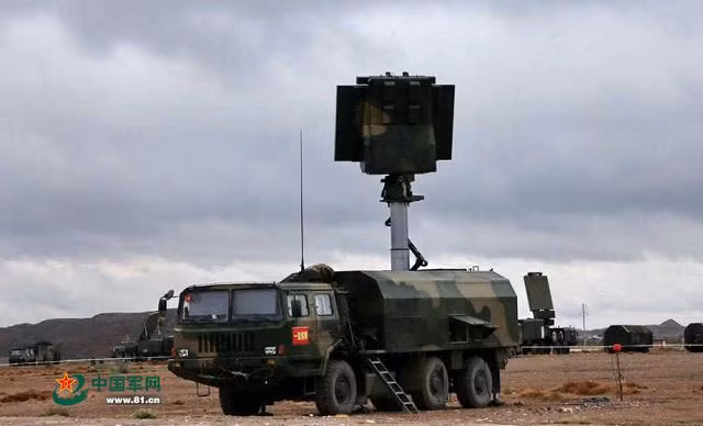 Một khẩu đội tên lửa phòng không HQ-16 được trang bị đài radar trinh sát mạng pha bị động 3 tham số có tầm trinh sát 140km, độ cao 20km.