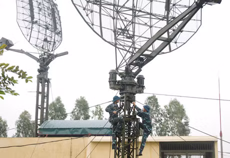 Thông tin về đài radar Kasta-2E2 có trong biên chế của Quân chủng Phòng không - Không quân, Quân đội Nhân dân Việt Nam được tiết lộ trong bài viết về "Nhà máy A29" của báo Phòng không - Không quân. Đáng lưu ý là nhà máy A29 của Quân chủng đã làm chủ một phần công nghệ sửa chữa các module radar Kasta-2E2. Ảnh: Đài Kasta-2E2 tại một đơn vị phòng không của Việt Nam.