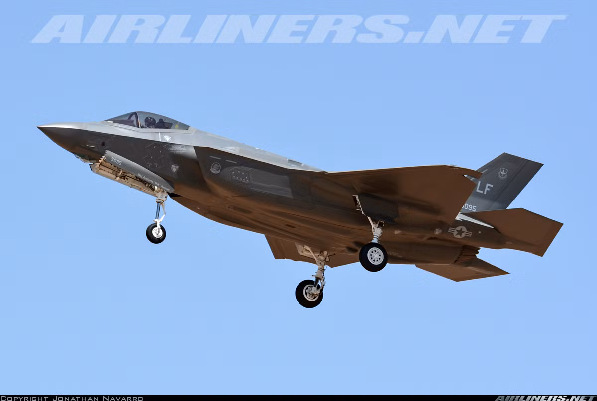 F-35A được trang bị radar mạng pha chủ động AN/APG-81 với thông số bí ẩn và hệ thống cảm biến quang - điện tử dưới máy bay.