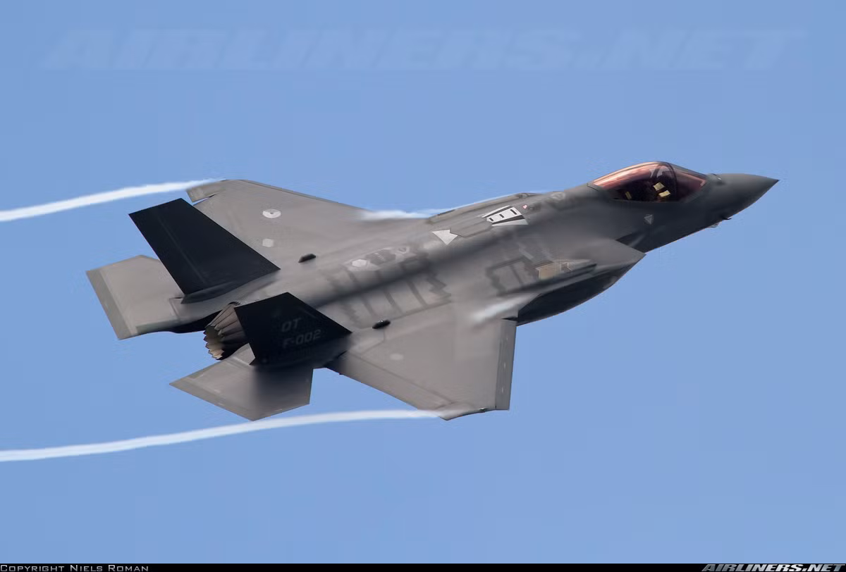 Nhìn chung, tính cơ động của F-35A không được đánh giá cao, thậm chí các cuộc chiến giả định cho thấy nó kém xa loại tiêm kích thế hệ 4 F-16 về tốc độ, hỏa lực và độ linh hoạt. Đáng lưu ý, F-35 tham gia thao diễn mà không mang theo bất cứ thùng dầu nào và hoạt động trong trạng thái nhẹ nhất còn F-16 vẫn chở theo 2 bình nhiên liệu phụ. Bước vào không chiến, 2 máy bay vờn nhau ở cự ly gần, vừa né hỏa lực vừa dùng mọi vũ khí được trang bị để “bắn hạ” đối phương.
