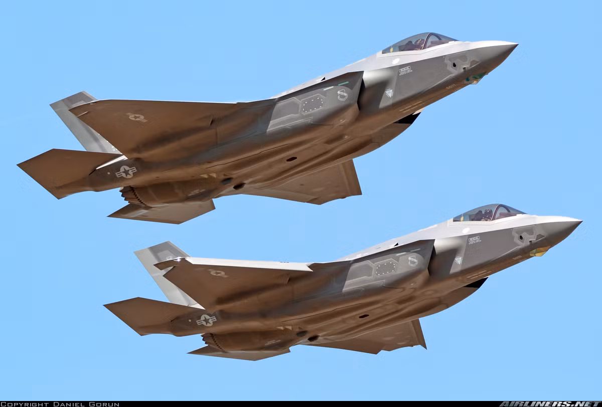 Trước đó, năm 2013, Hàn Quốc đã quyết định mua 40 máy bay tiêm kích tàng hình F-35A để triển khai trong giai đoạn 2018-2021 như là một phần của dự án mua sắm máy bay chiến đấu thế hệ mới. Việc tùy chọn mua thêm 20 máy bay chiến đấu sau đó là tùy thuộc vào an ninh trên bán đảo Triều Tiên.