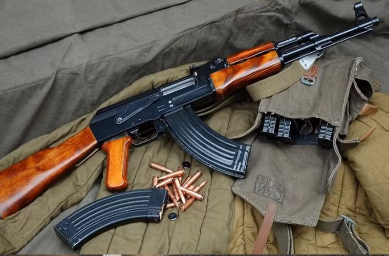 Ngoài sự vận hành hiệu quả và bảo trì đơn giản, AK-47 còn có lợi điểm khác khi súng sử dụng cỡ đạn 7,62mm, viên đạn này sẽ khoét ra một lỗ lớn phá hủy các mô trong cơ thể, dẫn đến vết thương trầm trọng do mất máu quá nhiều. Trước INSAS, cỡ đạn tiêu chuẩn của quân đội Ấn Độ là 7,62mm dùng cho khẩu SLR. Tuy nhiên, sau đó họ đã học thuyết Phương Tây với triết lý sử dụng đạn nhỏ để làm tổn thương người lính thay vì giết chết họ, điều này sẽ gia tăng sức ép nặng nề lên trên hậu cần của đối phương. Nhưng thực chiến của lính Ấn Độ lại cho thấy kết quả ngược lại, khẩu súng AK sử dụng đạn 7,62mm có khả năng tiêu diệt thay vì làm tổn thương kẻ thù vẫn tốt hơn rất nhiều so khẩu INSAS sử dụng đạn 5,56mm.