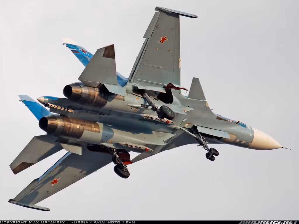 Hệ thống SVP-24 trên máy bay tiêm kích hạm Su-33 tích toán vị trí thả bom tối ưu dựa trên vị trí của máy bay, tốc độ và hướng gió cùng các tham số khác. BQP Nga công bố rằng, máy tính ném bom SVP-24 tăng gấp 3 lần tính chính xác các phi vụ ném bom trên Su-24M.