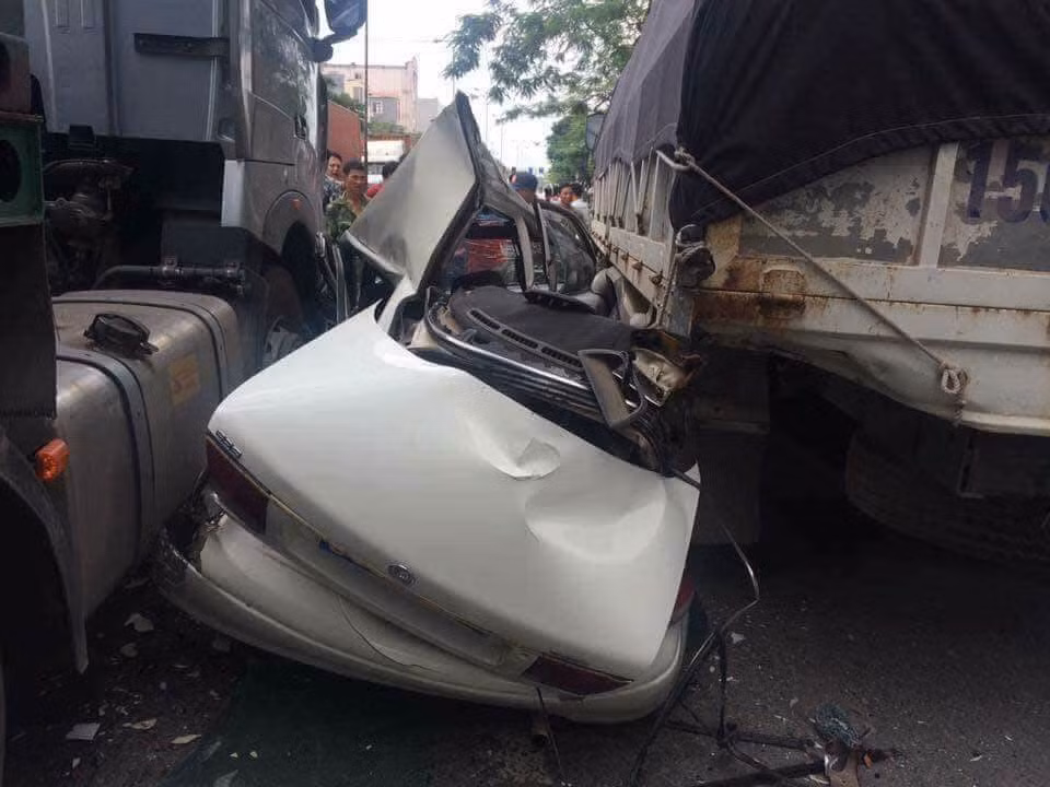 Chiếc ô tô biển xanh bẹp dúm dó sau vụ tai nạn.