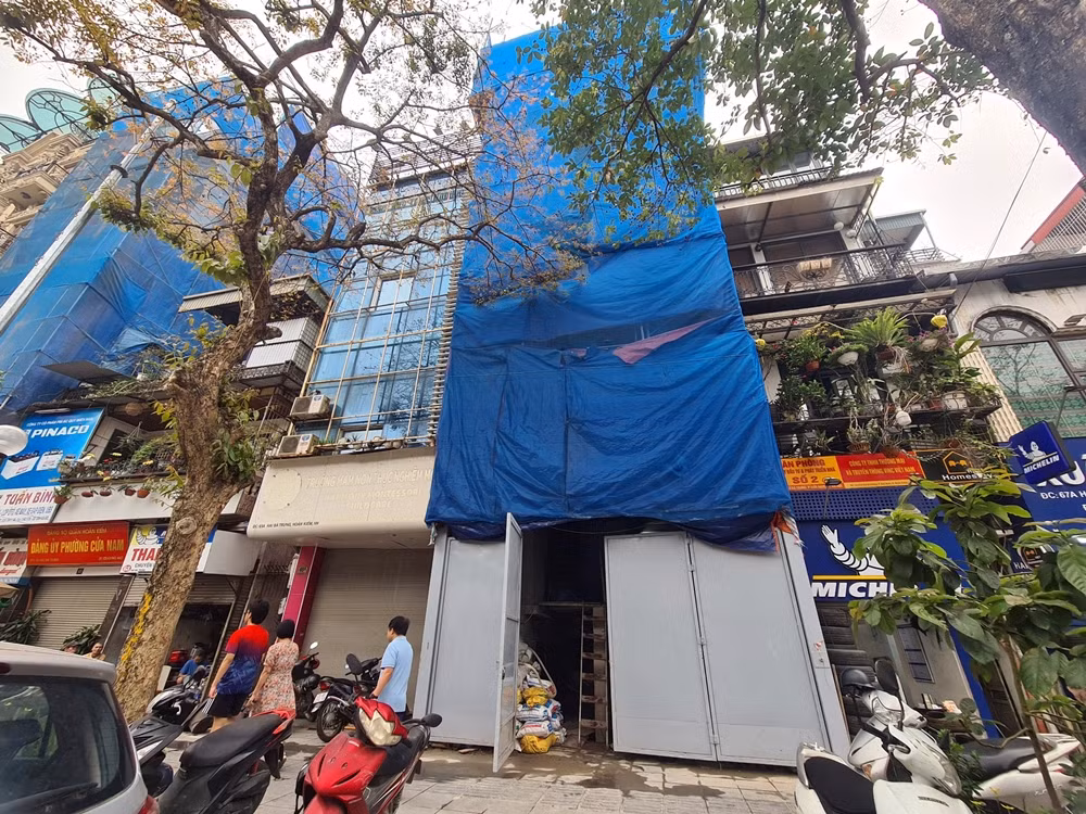 Ha Noi: Nha bi nut, lun vi cong trinh xay dung ben canh