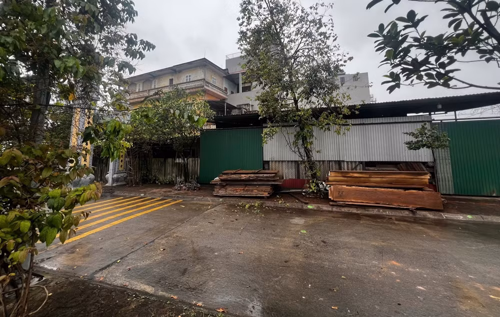 Xưởng gỗ "mọc" trên đất công ở khu phố 3 Cẩm Giang (phường Đồng Nguyên, thành phố Từ Sơn, tỉnh Bắc Ninh) là của ông Nguyễn Văn Khôi và bà Trần Thị Chiến.