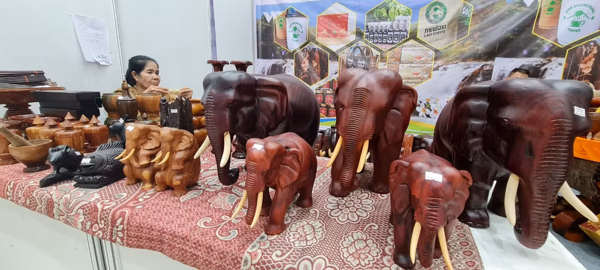 Và cả những sản phẩm độc đáo của nước bạn Lào đã tạo nên sức hấp dẫn của Hội chợ EWEC- Đà Nẵng 2022 >>> Mời độc giả xem thêm video Cầu Vàng tại Đà Nẵng được chọn là kỳ quan mới của thế giới: