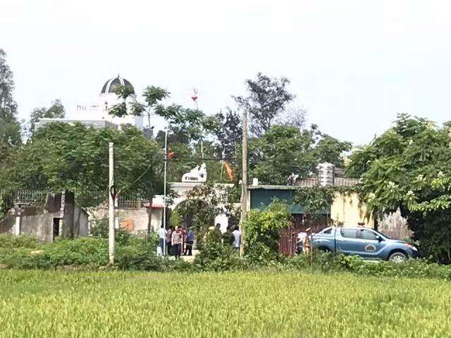  Nghi phạm bắn chết 2 người ở Nghệ An bị bắt: Chiều 30/4, công an đã bắt được nghi phạm Cao Trọng Phú là nghi phạm trong vụ nổ súng làm 2 người đàn ông thiệt mạng sáng cùng ngày ở khu vực xóm 7 (xã Mỹ Kim, TP Vinh, Nghệ An). Căn biệt thự nơi xảy ra vụ việc khá bề thế, nằm nằm trên một khu đất rộng hơn 1.000m², tường cao khoảng 3m, có dây thép gai bên trên. 