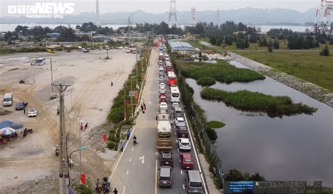 Công an huyện Cát Hải, Đội CSGT số 4 (Phòng CSGT) và Thanh tra giao thông Hải Phòng huy động hàng chục cán bộ, chiến sỹ đến chỉ huy, hướng dẫn, điều tiết giao thông từ đường Tân Vũ vào khu vực bến phà Gót, tránh ùn tắc, tạo điều kiện cho người và phương tiện qua lại thông thoáng. (Ảnh: VTC News)