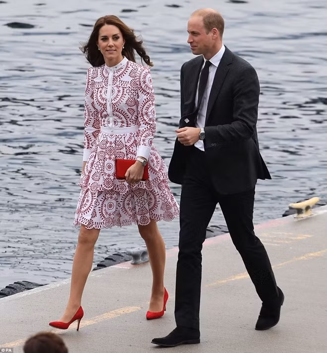 Trong ngày thứ hai của chuyến thăm Canada, vợ Hoàng tử William gây ấn tượng với bộ đầm Alexander McQueen duyên dáng. Chiếc váy thuộc bộ sưu tập xuân hè 2017 của nhà mốt nổi tiếng và có giá 4.000 bảng Anh (khoảng 115 triệu đồng). Trong khi đó, Hoàng tử Anh diện suit lịch lãm, sang trọng.