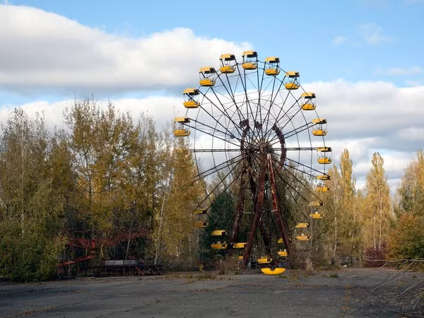 Kể từ khi vụ nổ xảy ra, toàn bộ thành phố Pripyat đã bị bỏ hoang tới tận ngày nay. Sau khi Pripyat bị bỏ hoang, nhiều vật dụng, thiết bị y tế bị bỏ lại như máy móc, giường bệnh, bình sữa... đã hoen rỉ theo thời gian. Khung cảnh hoang tàn, bờ tường bong tróc... là những cảnh tượng dường như quá quen thuộc khi ai đó bước chân vào khu vực này.