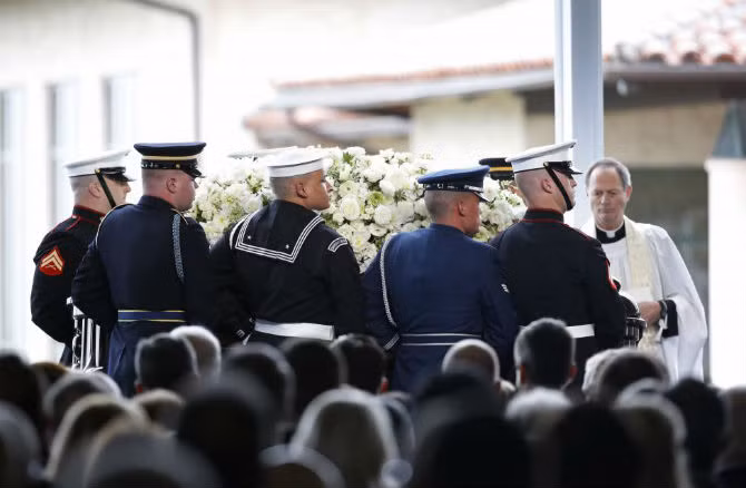 Cựu Đệ nhất phu nhân Mỹ Nancy Reagan qua đời vào hôm 6/3 sau khi trải qua một cơn trụy tim tại nhà riêng ở Los Angeles. Lễ tang của bà được tổ chức tại thư viện Tổng thống Ronald Reagan ở thung lũng Simi, bang California.