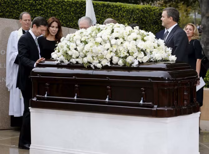 Ron Reagan và Patti Davis tiễn biệt mẹ về nơi an nghỉ cuối cùng. 