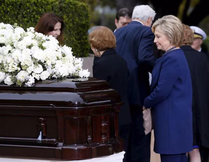 Cựu Ngoại trưởng Mỹ Hillary Clinton tỏ lòng thành kính trước linh cữu của bà Nancy Reagan.