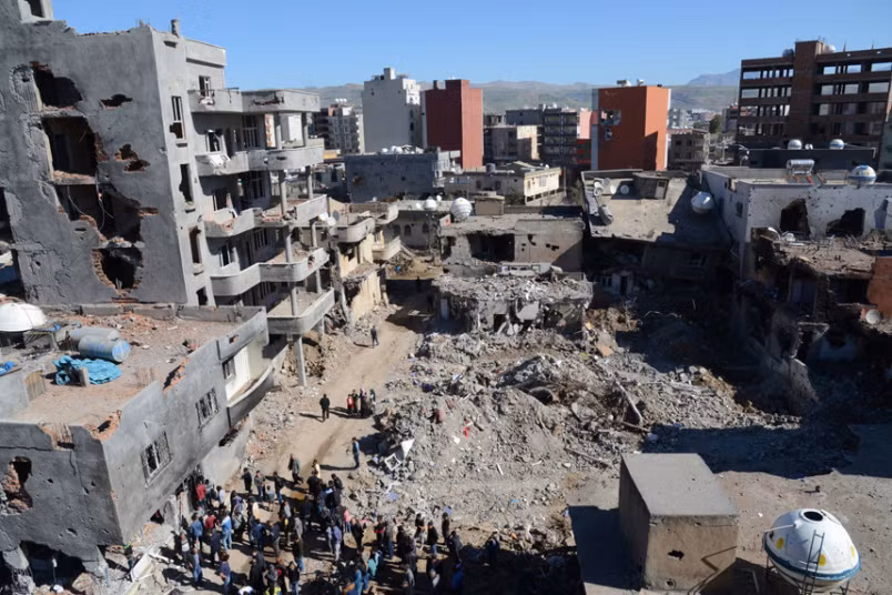 Cảnh tượng đổ nát ở Cizre giống với nhiều thành phố của Syria, đất nước vốn chìm trong chiến tranh suốt 5 năm qua.
