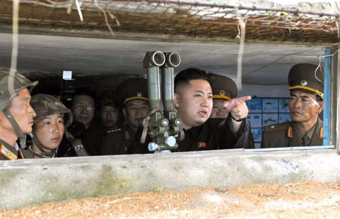 Ông Kim thăm một đơn vị quân đội trên một hòn đảo ở phía tây nam Bình Nhưỡng. Ảnh do KCNA đăng tải ngày 18/8/2012. Nhà lãnh đạo Kim gặp gỡ đơn vị 507 của KPA tại núi O-sung ngày 2/6/2013.
