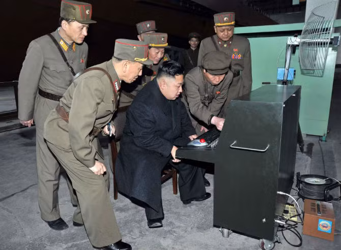 Lãnh đạo Triều Tiên Kim Jong-un kiểm tra thiết bị kỹ thuật và chiến đấu mới nhất do đơn vị 1501 của KPA sản xuất hồi năm 2013.