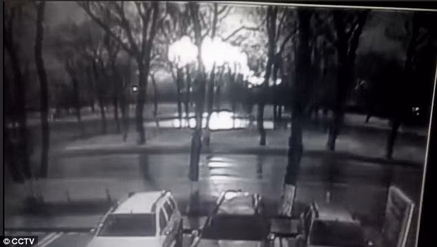 Đoạn video đăng tải trên Youtbe ghi lại khoảnh khắc được cho là lúc chiếc máy bay Boeing 737 rơi xuống đất...