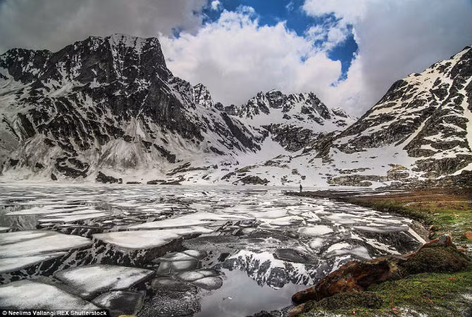 Hồ nước đóng băng giữa đồng cỏ Kashmir. Nơi đây được mệnh danh là “thiên đường trên Trái Đất”.