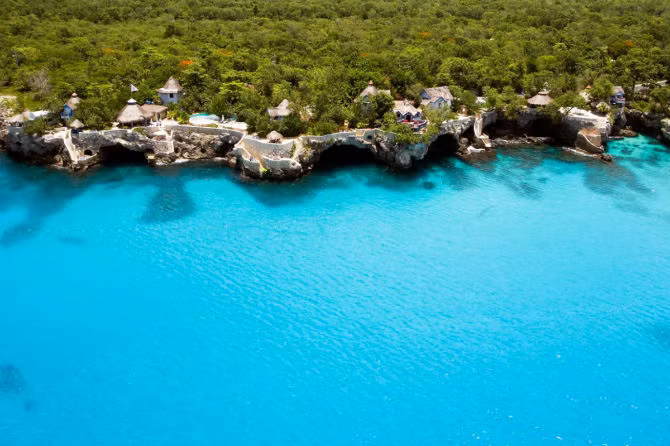 Nhiều khách sạn ở Jamaica có phong cảnh tuyệt vời, chẳng hạn như khu nghỉ dưỡng The Caves ở Negril. Du khách có thể thưởng thức thế giới đại dương trong các hang động ngầm ở đây.