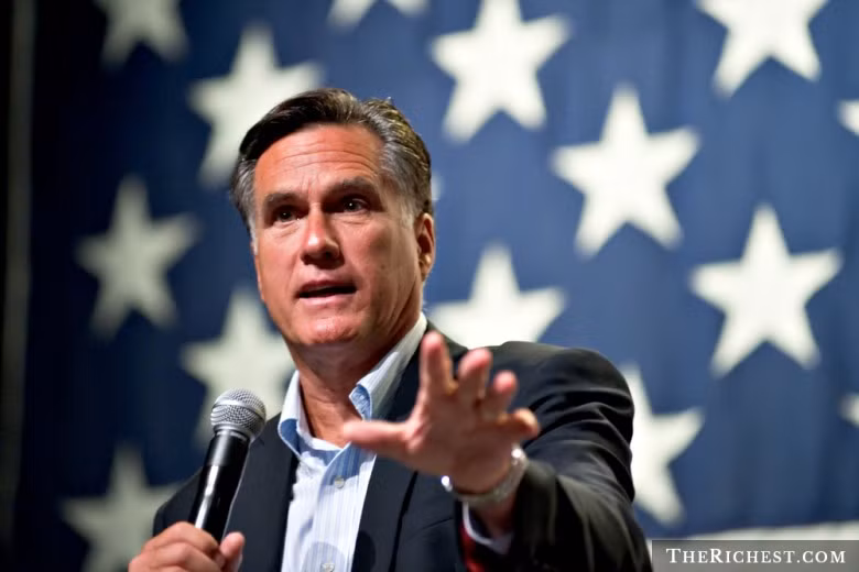 Mitt Romney từng giữ chức Thống đốc bang Massachussetts từ năm 2003 đến 2007. Ông là một chính trị gia giàu có với tổng tài sản 250 triệu USD.