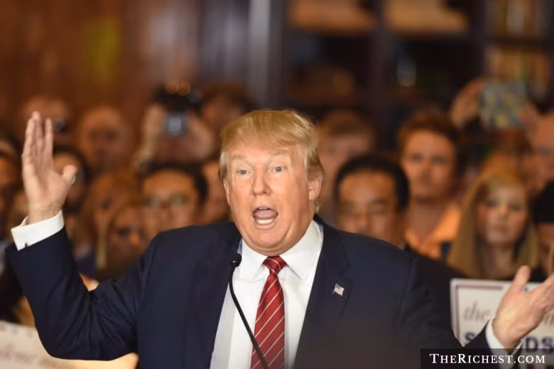 Ứng viên Tổng thống Mỹ của Đảng Cộng hòa, tỷ phú Donald Trump, cũng là một trong những người giàu “nứt đố đổ vách”, với khối tài sản 4,5 tỷ USD. Tỷ phú Trump rõ ràng là ứng viên Tổng thống Mỹ giàu nhất trong năm 2016.