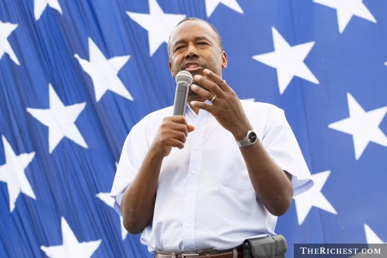 Bác sĩ giải phẫu thần kinh Ben Carson sở hữu khối tài sản khoảng 27 triệu USD. Ông tham gia tranh cử ứng viên Tổng thống Mỹ của Đảng Cộng hòa năm 2016, song đã tuyên bố dừng cuộc đua vào Nhà Trắng.