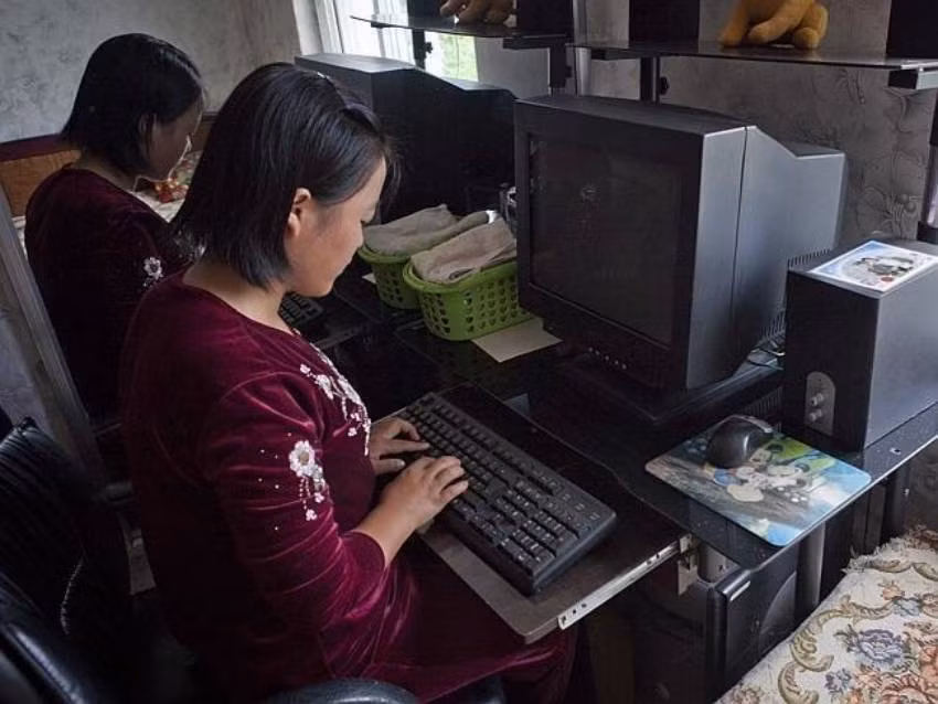  Triều Tiên là một trong những quốc gia bí ẩn nhất thế giới. Giới chức Triều Tiên muốn người khác chụp cảnh người dân nước này đang sử dụng các thiết bị như máy tính. Tuy nhiên, chắc hẳn họ sẽ “nổi đóa” khi nhìn bức ảnh này. Ảnh: Người phụ nữ đang sử dụng máy tính mặc dù không có điện.