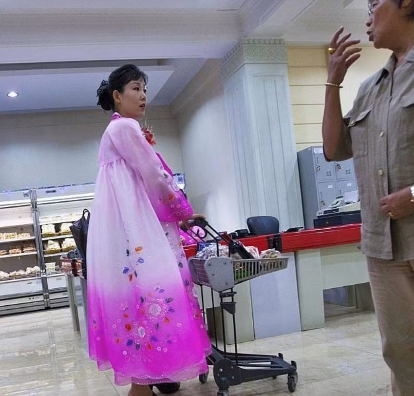 Cửa hàng tạp hóa dành cho tầng lớp thượng lưu ở Triều Tiên. Những bức ảnh này bị cấm chụp vì chính quyền Bình Nhưỡng không muốn để mọi người thấy sự phân chia tầng lớp trong xã hội.