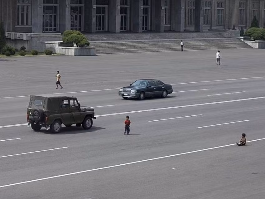 Ô tô không phổ biến ở Triều Tiên. Bức ảnh chụp lén cho thấy các em nhỏ chơi đùa ngay trên đường phố vì rất ít ô tô qua lại.