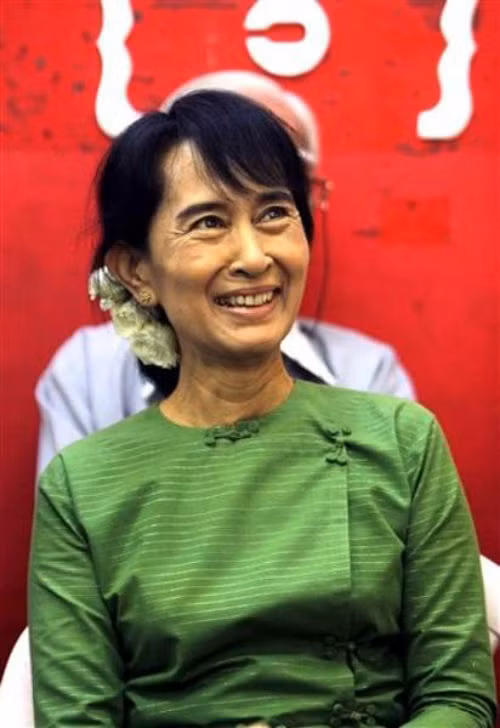 Bà Aung San Suu Kyi là Chủ tịch Đảng Liên đoàn Quốc gia vì Dân chủ ở Myanmar. Ngoài cương vị Ngoại trưởng, bà Suu Kyi còn kiêm nhiệm 3 chức vụ khác là Bộ trưởng Giáo dục, Bộ trưởng Năng lượng và Chánh Văn phòng Tổng thống Myanmar.