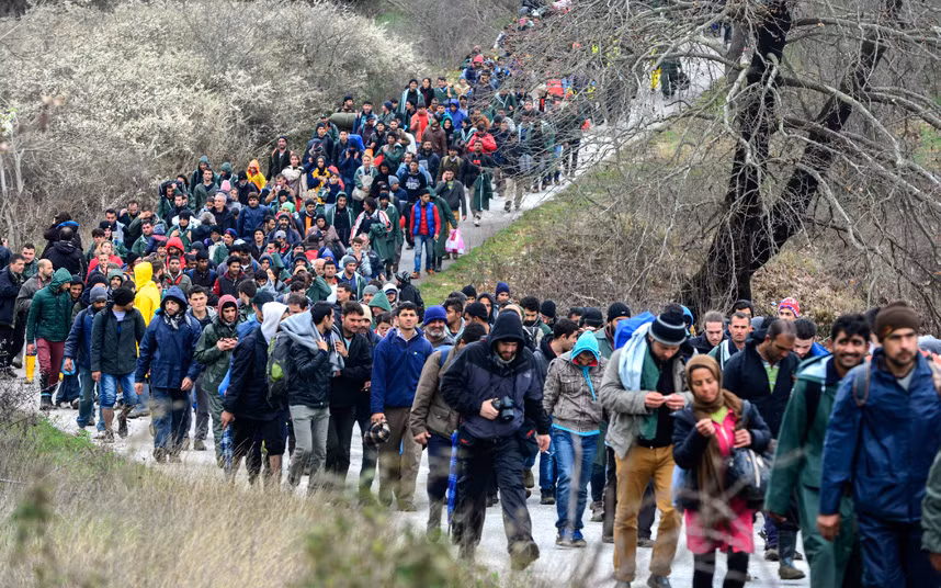 Theo cảnh sát Macedonia, thi thể của một người nam giới và hai phụ nữ được tìm thấy trên sông Suva Reka, gần biên giới với Hy Lạp. 20 người tị nạn đã qua sông sang biên giới an toàn trong khi ba người khác được đưa tới bệnh viện.