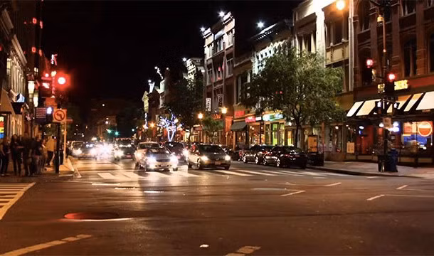 Thủ đô Washington DC có hệ thống tàu điện ngầm chạy tới sân bay và người dân có thể đi tới hầu hết các vùng ngoại ô bằng phương tiện công cộng.