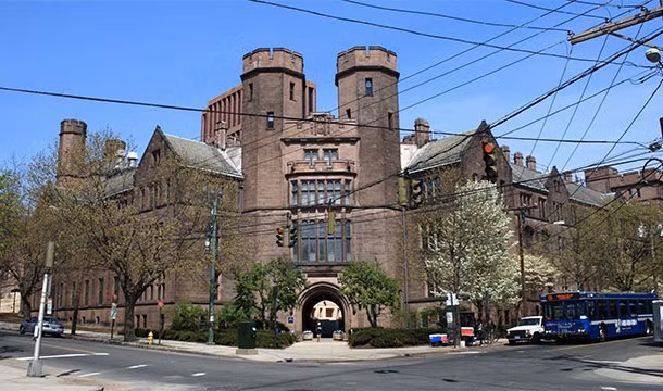 Lý do khiến New Haven trở thành một thành phố không cần ô tô là vì thành phố này có diện tích nhỏ và trên thực tế đây là một thị trấn đại học (Yale). Thay vì sử dụng ô tô, bạn có thể đi xe đạp hay xe buýt.