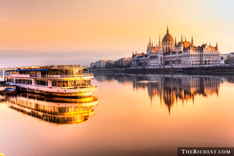 Với chưa đầy 100 USD một tuần, du khách có thể dành thời gian khám phá thủ đô Budapest đẹp như tranh vẽ ở Hungary.