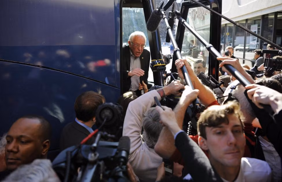 Ứng viên tổng thống của Đảng Dân chủ Bernie Sanders trò chuyện với các phóng viên khi đang đứng trên xe buýt trong chiến dịch tranh cử ở Des Moines, Iowa ngày 1/2/2016.