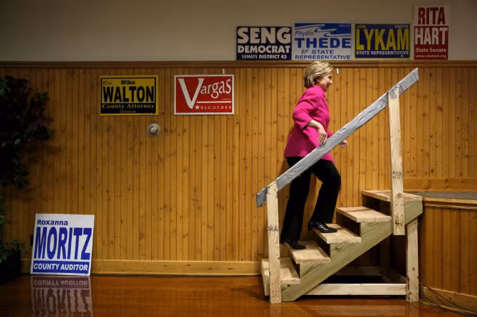 Bà Hillary Clinton, ứng viên tổng thống Mỹ của đảng Dân chủ, chuẩn bị bước lên khán đài ở Davenpout, Iowa, ngày 23/1/2016.