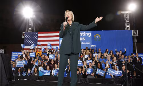 Tiếp đến trong cuộc họp kín ở Nevada hôm 20/2, bà Hillary Clinton giành chiến thắng sít sao trước Thượng nghị sĩ Bernie Sanders.