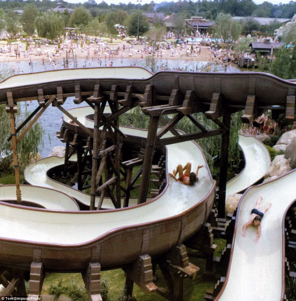 Công viên nước River Country đông đúc hồi còn mở cửa.