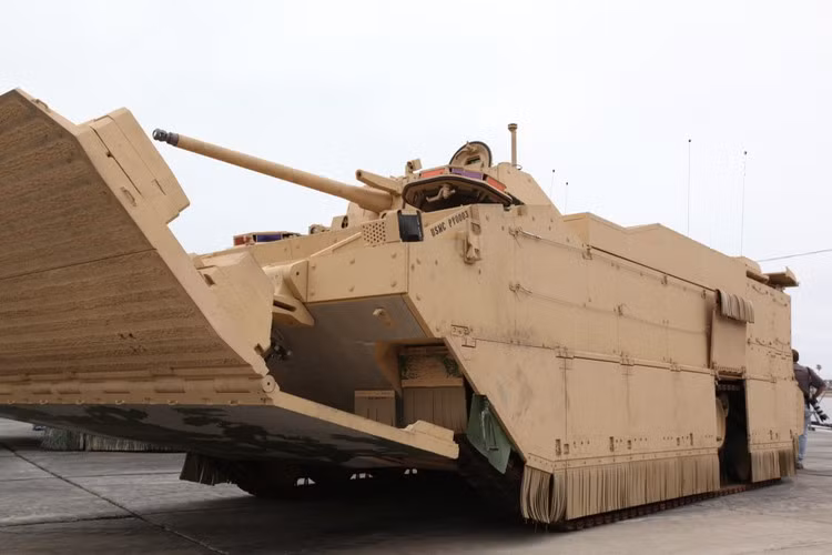 Cũng giống như thiết giáp lội nước AAV-7, xe AAAV có kích thước khá lớn khi có chiều dài 10,6m, chiều rộng 3,6m, chiều cao 3,2m.