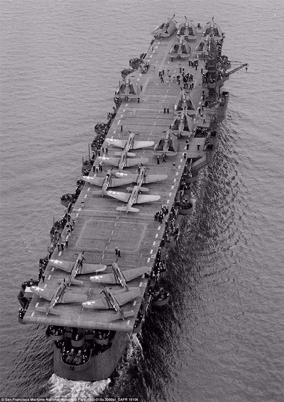 Đây là ảnh chụp tàu sân bay Mỹ USS Independence CVL-22 khi còn hoạt động trên vùng biển Thái Bình Dương.
