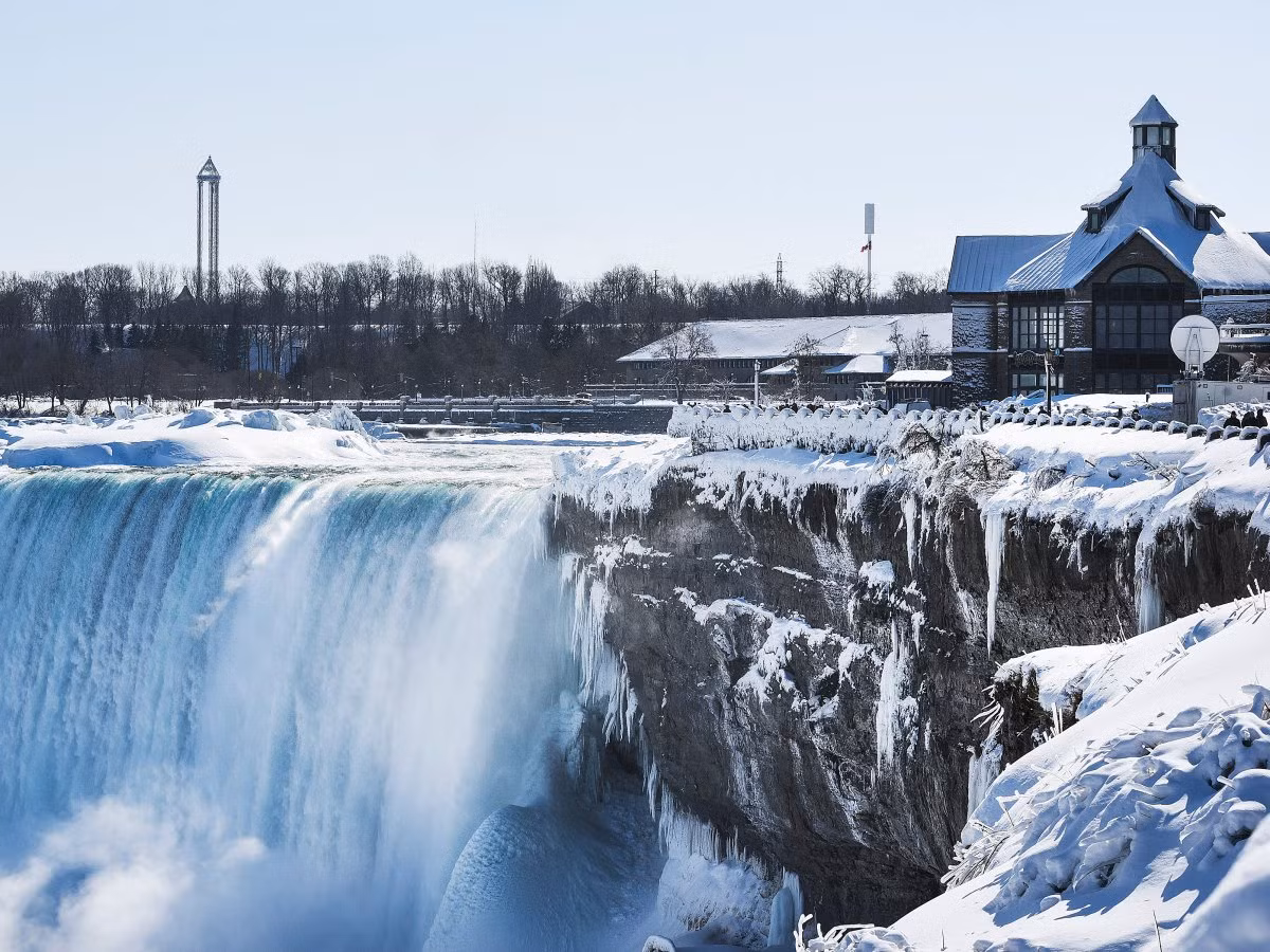 Thác Niagara nằm giữa Canada - Mỹ cũng là một trong những thác nước hấp dẫn nhất thế giới. Thác nước này nổi tiếng bao gồm 3 thác riêng biệt: thác Hoa Kỳ, thác Bridal Veil nằm trên thành phố New York và thác Horsehoe thuộc Canada.