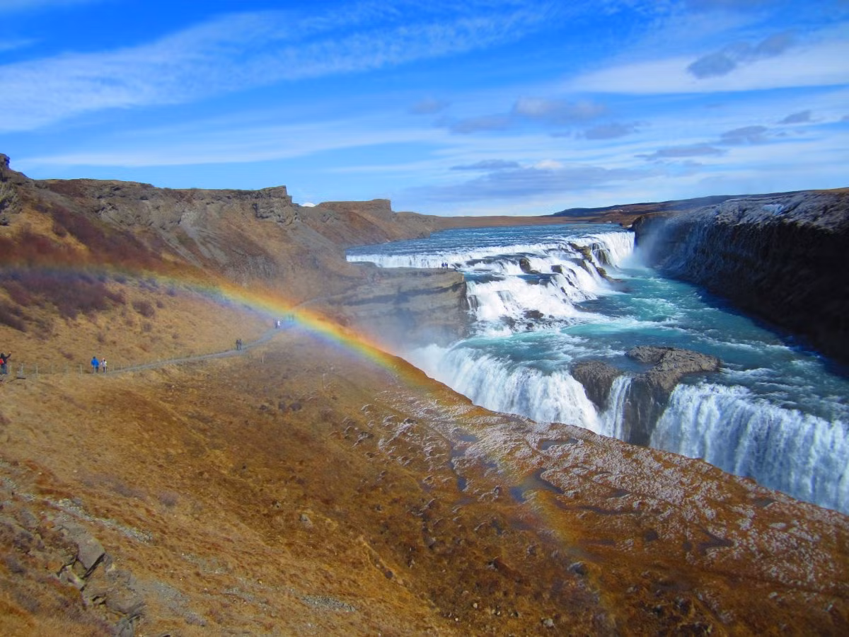 Thác Gullfoss hay còn gọi là thác Vàng nằm ở Iceland nổi tiếng với những dòng nước trắng xóa đổ xuống từ độ cao 32m. Thác nước kỳ vĩ này là một phần của con sông Hvita.