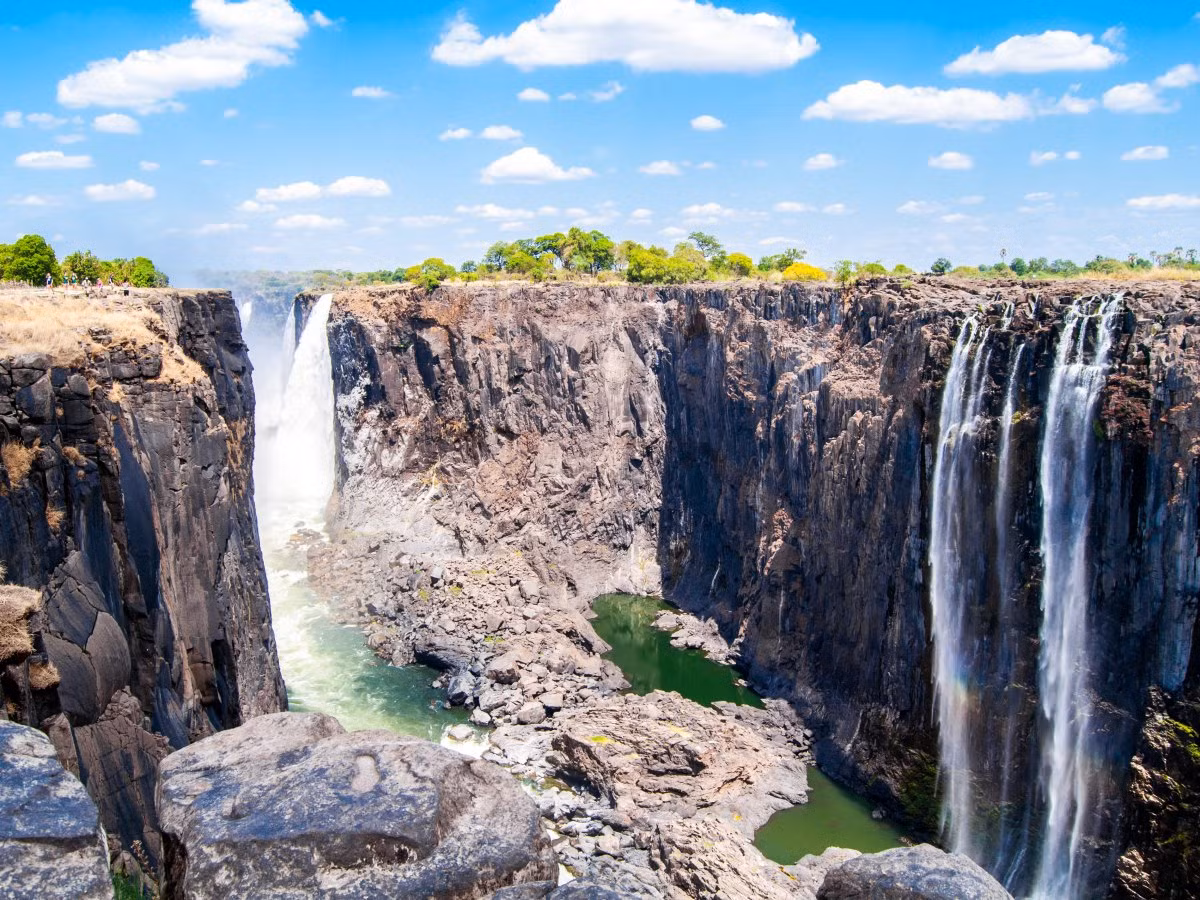 Thác Victoria nằm giữa Zimbabwe và Zambia được coi là thác nước rộng nhất thế giới với chiều rộng 1.708m và chiều cao 108m.