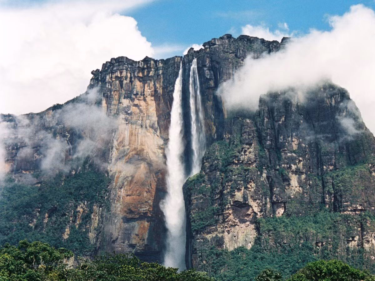 Thác Angel ở Venezuela là thác nước rơi tự do cao nhất thế giới với độ cao 978m. Thác nước ngoạn mục này được đặt tên theo tên của phi công Mỹ Jimmie Angel. Thác Angel bắt nguồn từ ngọn núi quỷ Auyan Tepuy.
