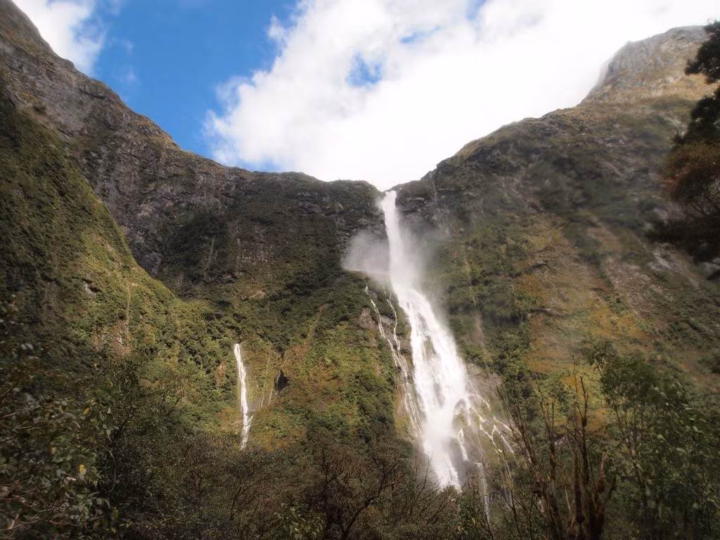 Thác Sutherland là thác nước cao nhất ở New Zealand, với độ cao 580m. Chính vì vậy, nơi đây trở thành một trong những cảnh quan hùng vĩ, tuyệt đẹp nhất thế giới.