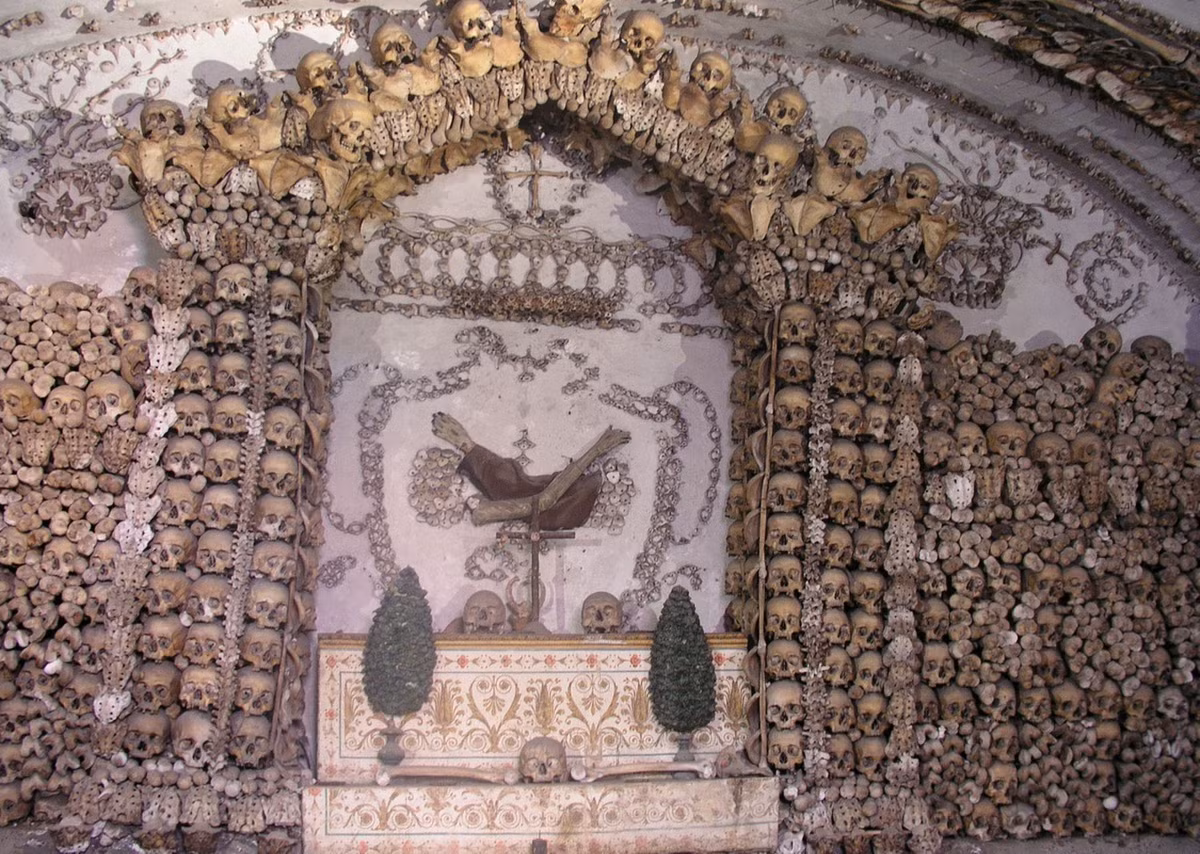 Nhà thờ Santa Maria della Concezione dei Cappuccini ở Rome nổi tiếng với khu hầm mộ để hài cốt được gọi là Crypt Capuchin. Nằm ngay bên dưới nhà thờ, hầm mộ này gồm có 5 gian, lưu giữ hài cốt của khoảng 3.700 tu sĩ. Nhiều người không khỏi rùng mình sợ hãi khi đến địa điểm khét tiếng này.