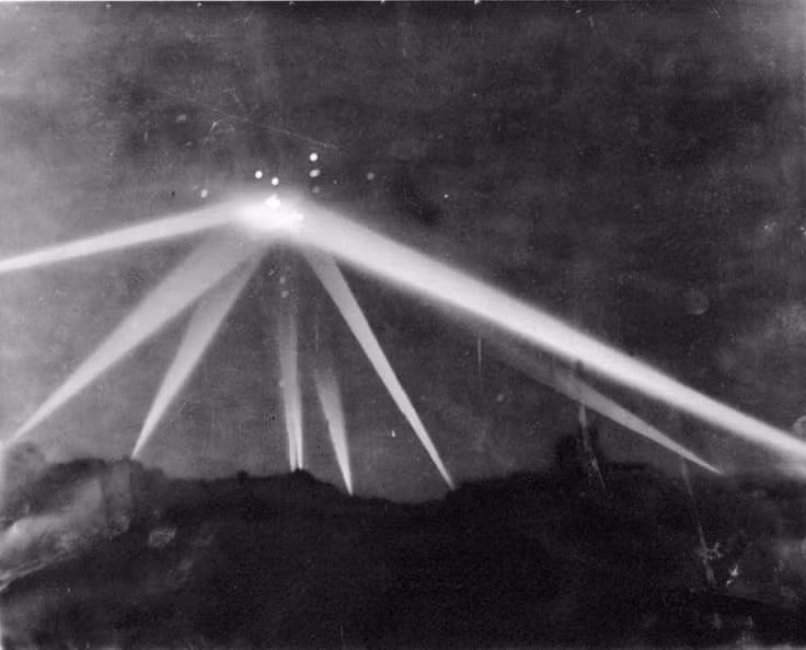 Bức ảnh bí ẩn "Trận không kích Los Angeles" ngày 26/2/1942 được nhiều người đồn đoán đó là cuộc viếng thăm của người ngoài hành tinh. Mọi việc bắt đầu khi tiếng còi báo động vang khắp bầu trời Los Angeles sau khi lực lượng quân đội phát hiện những vật thể bay lạ xuất hiện trên không phận thành phố Los Angeles, Mỹ. Sau đó, hơn 1.440 đợt đạn dược chống không tặc được bắn lên nhưng không có xác máy bay nào được tìm thấy. Ban đầu, người ta suy đoán những vệt sáng đó là một cuộc tấn công của Nhật Bản nhưng sau đó giả thuyết đó được bác bỏ.