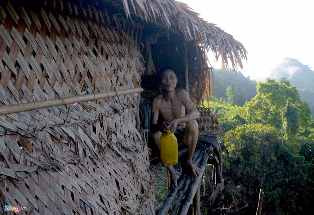 Cầu thang bắc lên chòi lá của anh Lang là ba thân cây keo ghép lại, buộc chặt bằng dây mây rừng.